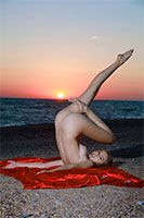 Elle Tan nude yoga on the beach